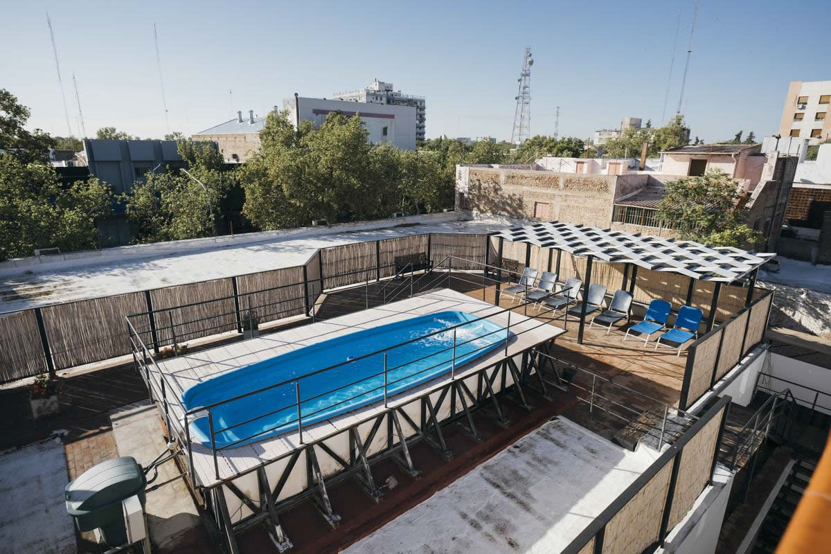 Suite principal iluminada con diseño rústico