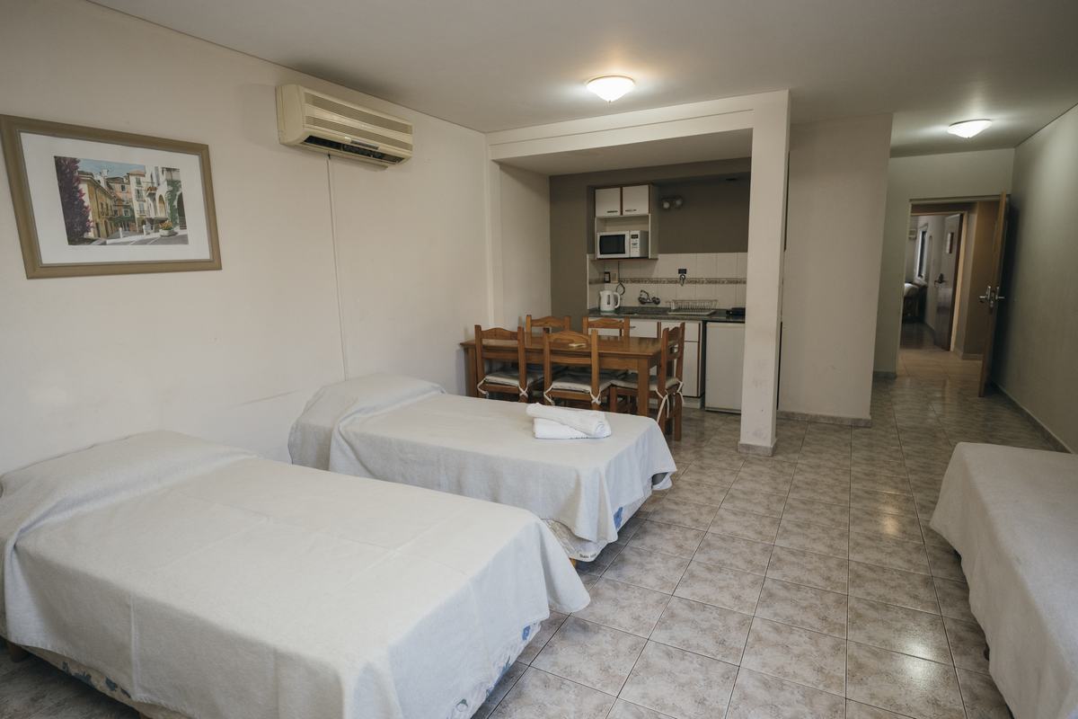 Sala de estar amplia y luminosa